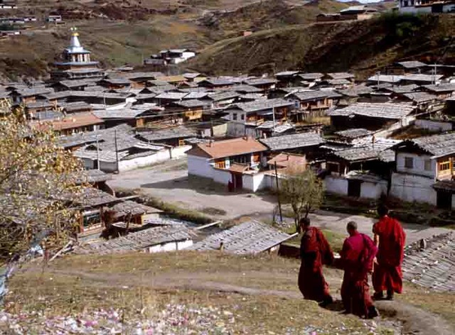 טיול לסין, נזירים טיבטים בלאנגמוסה